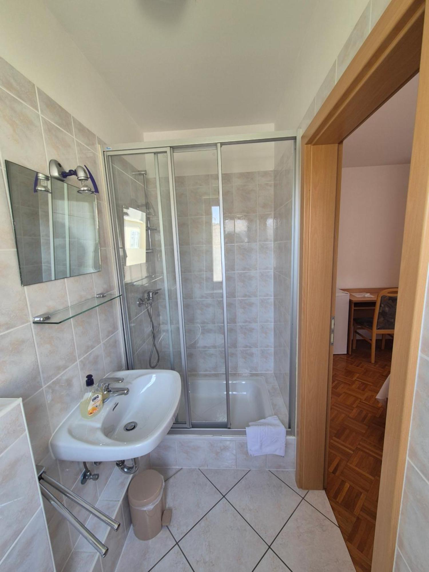 Apartments And Rooms Mamic Dugi Rat Esterno foto