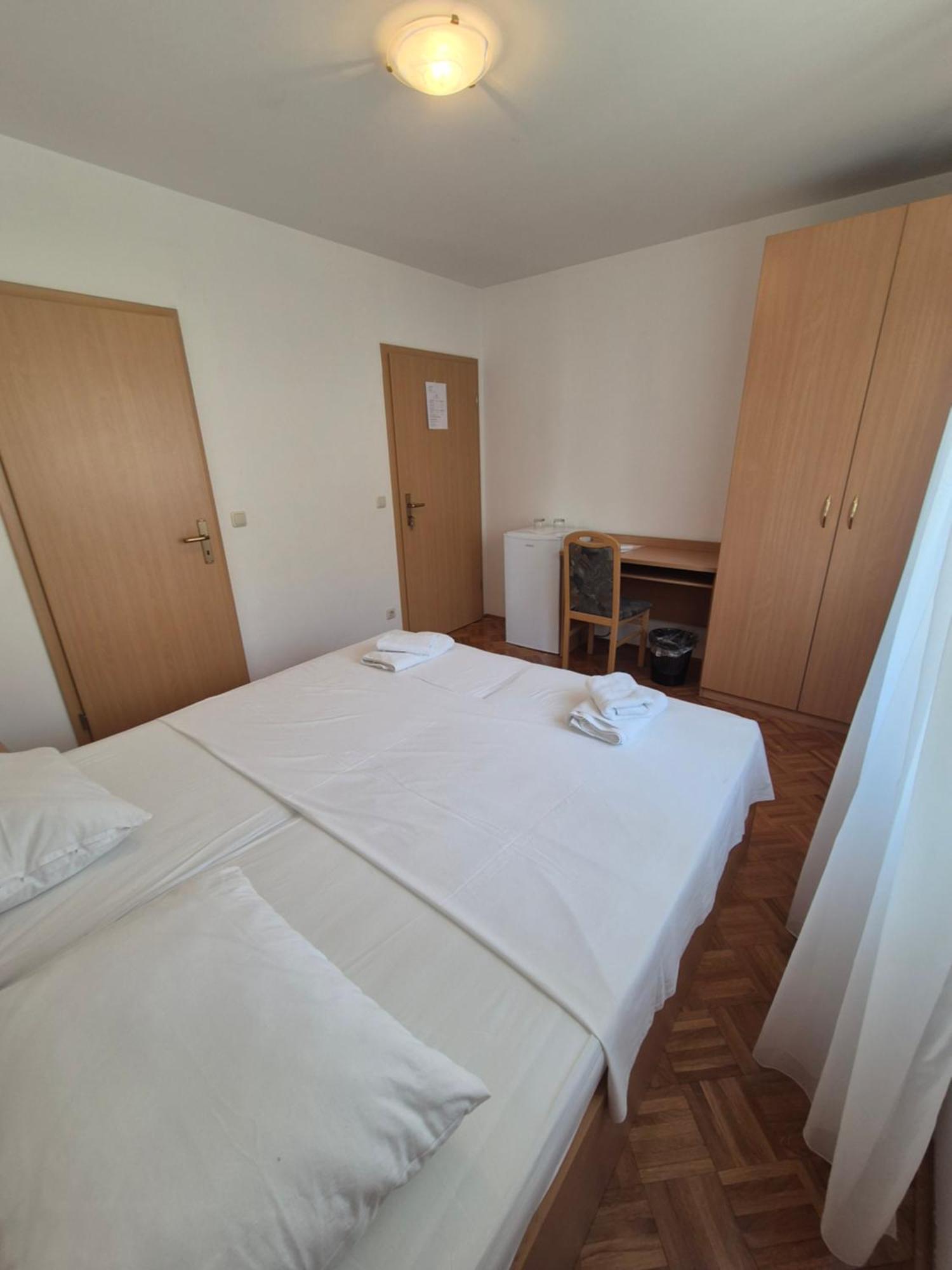 Apartments And Rooms Mamic Dugi Rat Esterno foto