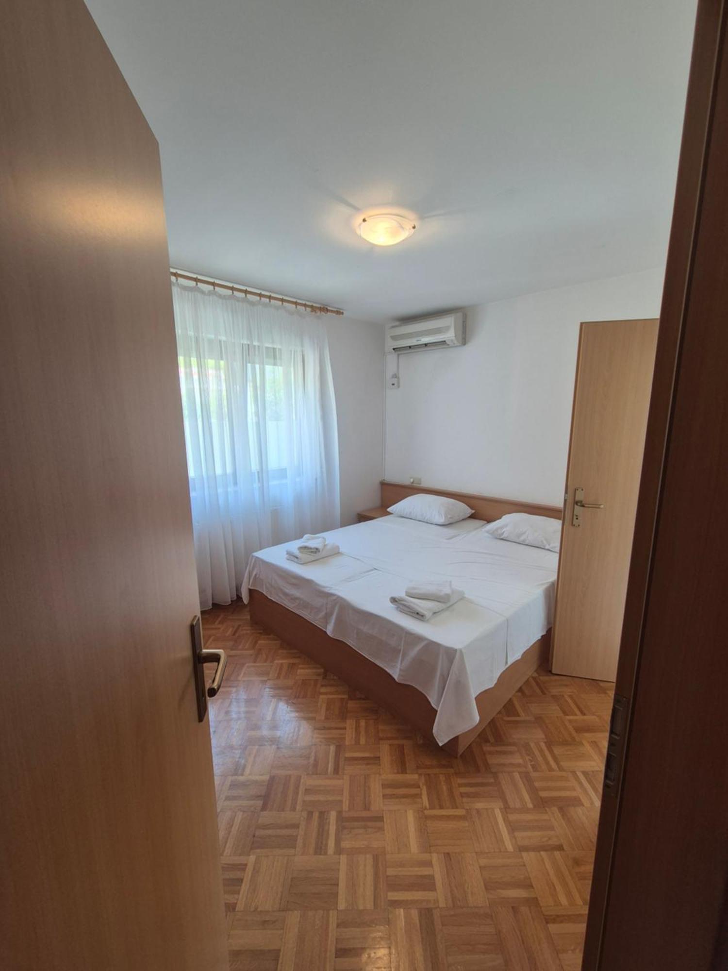Apartments And Rooms Mamic Dugi Rat Esterno foto