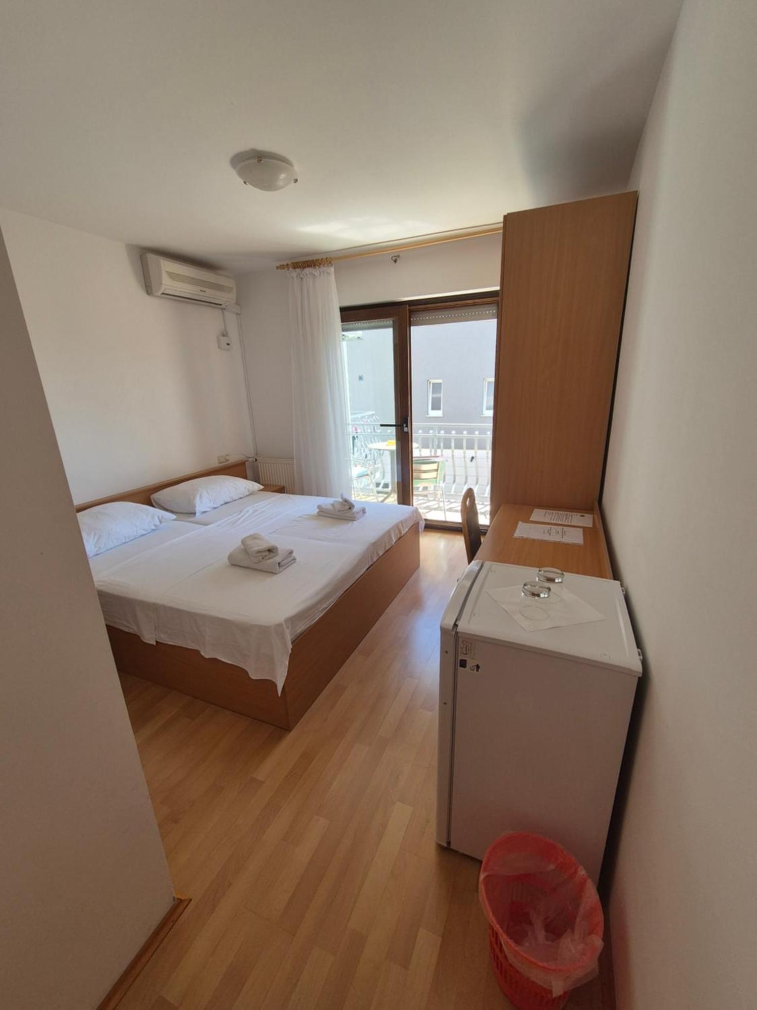 Apartments And Rooms Mamic Dugi Rat Esterno foto