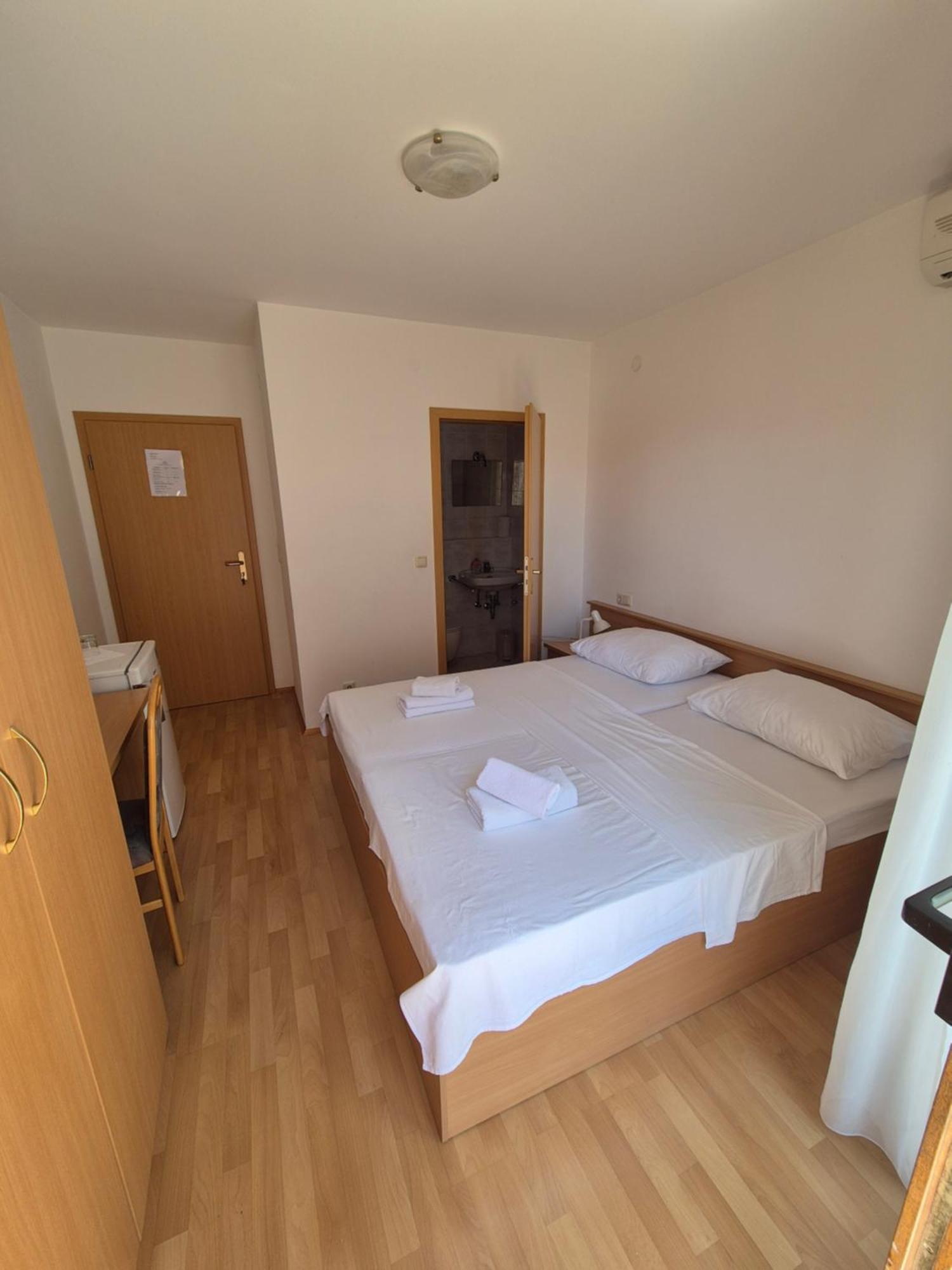 Apartments And Rooms Mamic Dugi Rat Esterno foto