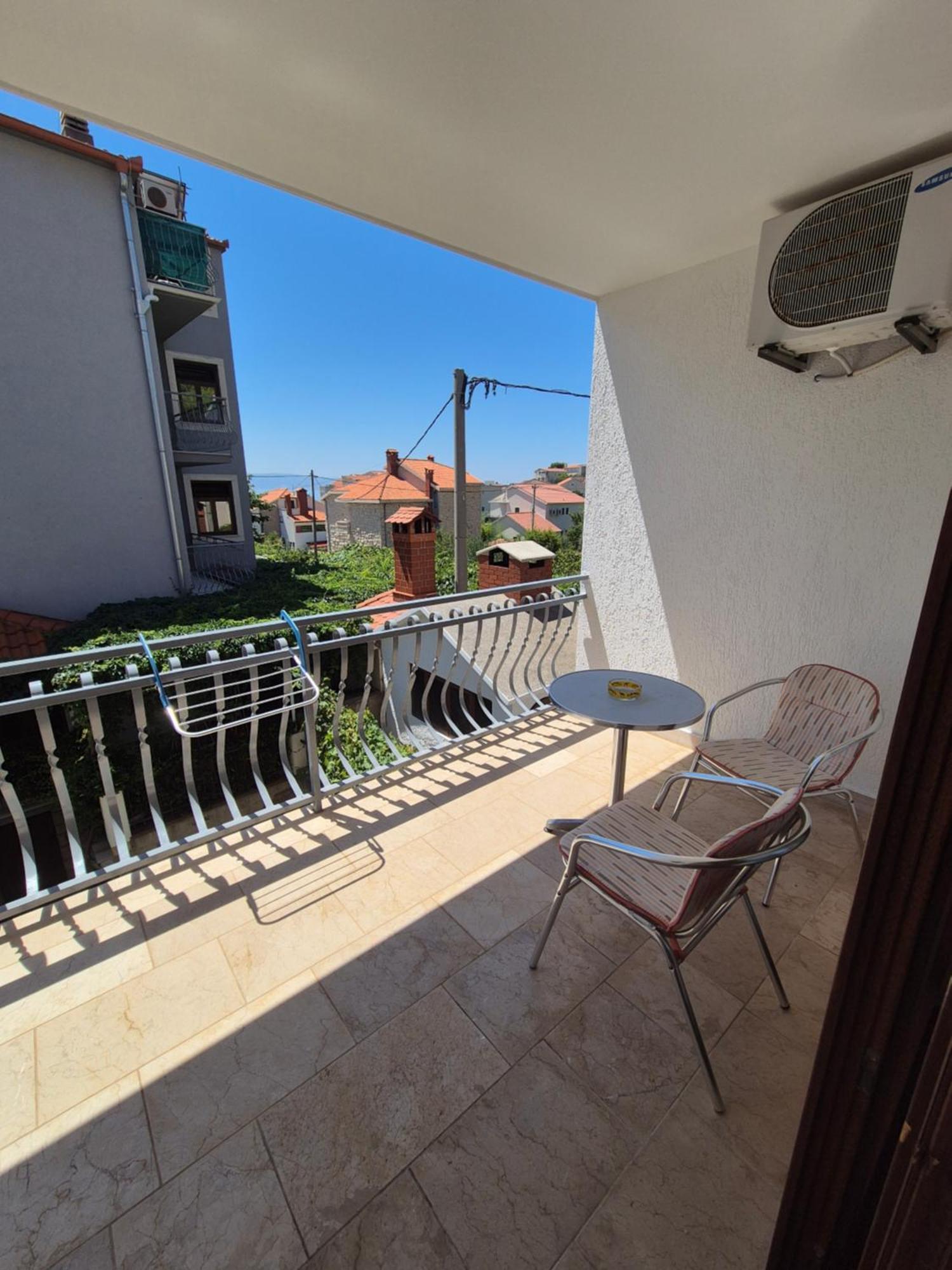 Apartments And Rooms Mamic Dugi Rat Esterno foto