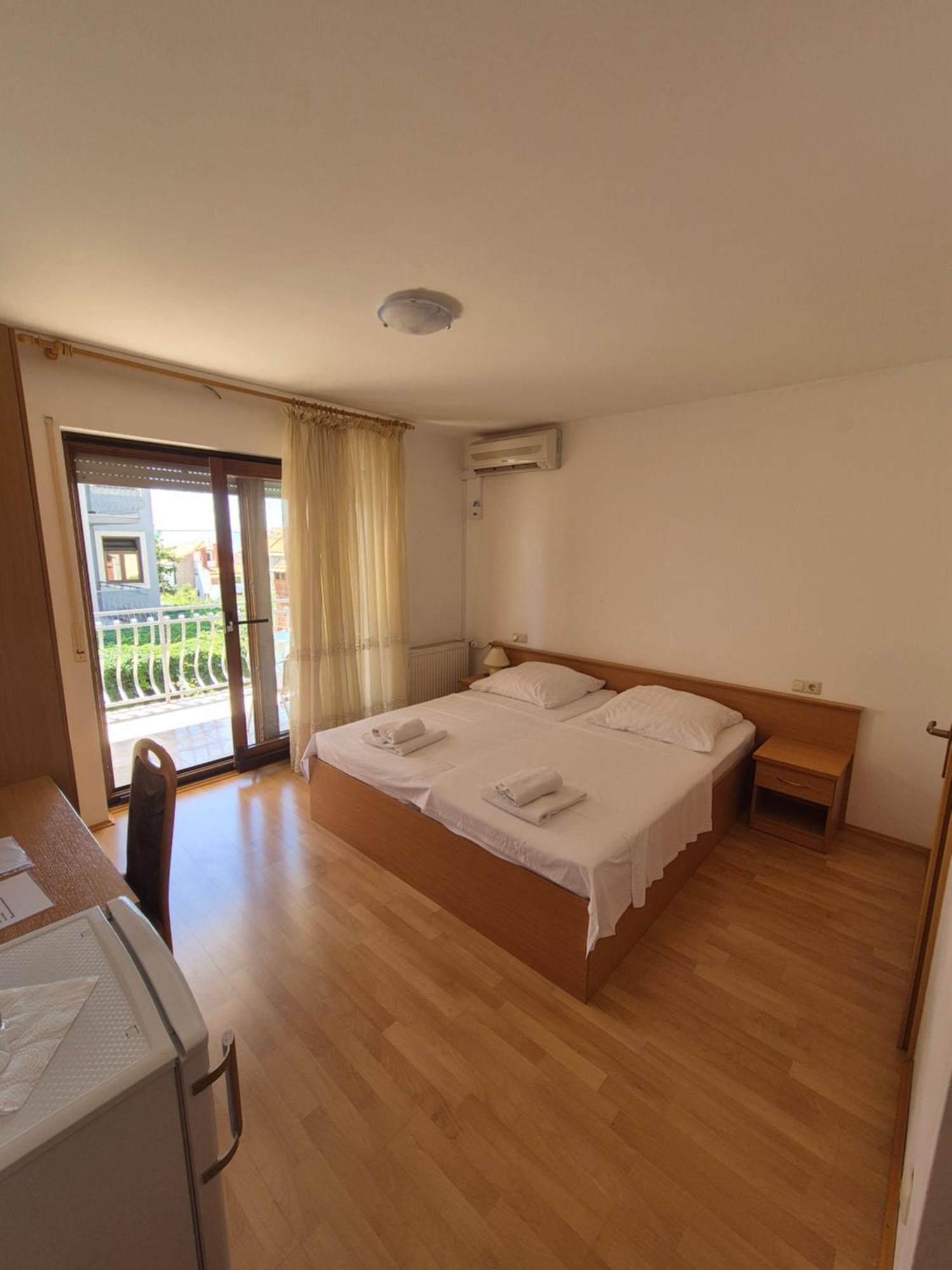 Apartments And Rooms Mamic Dugi Rat Esterno foto