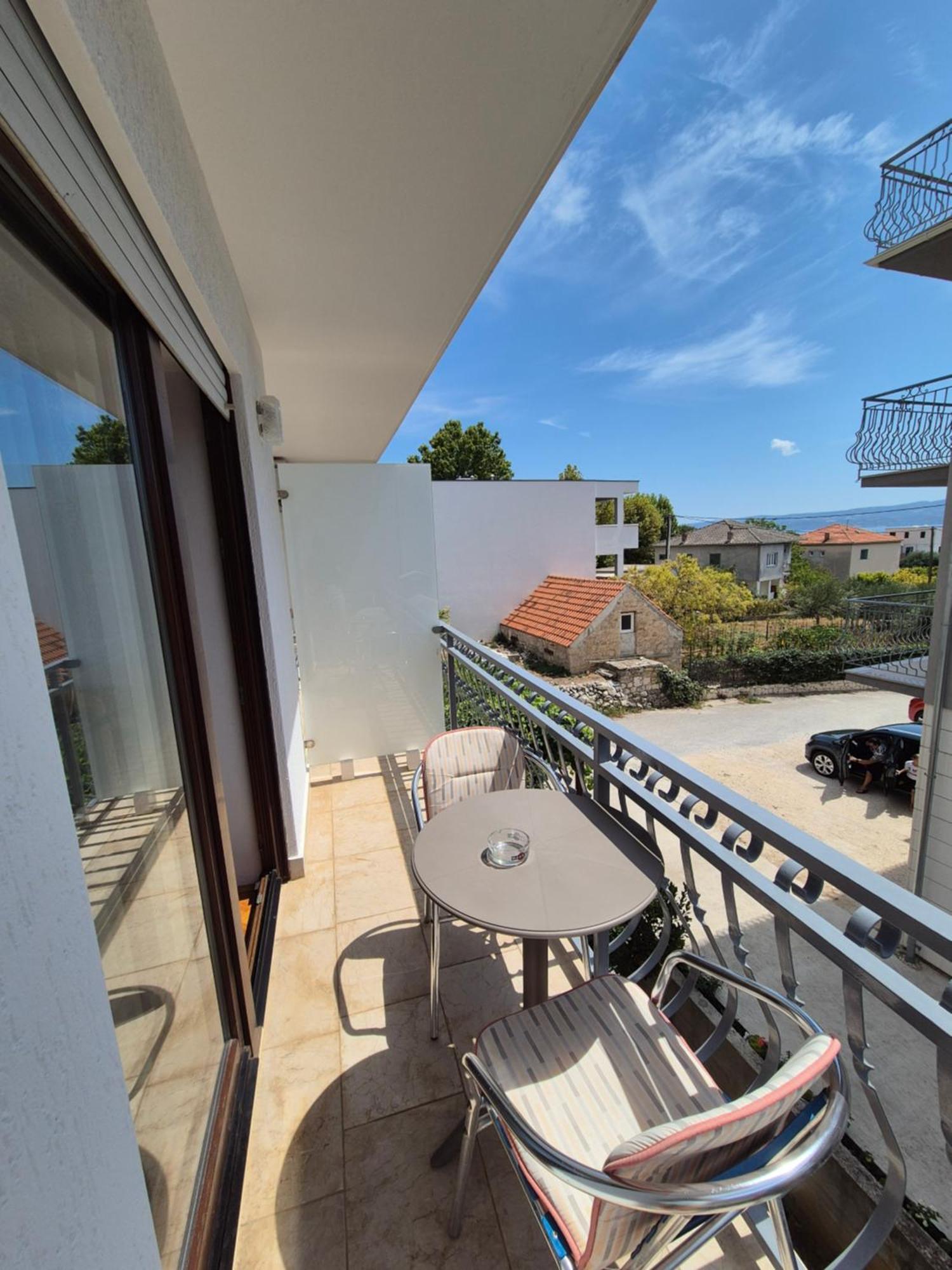 Apartments And Rooms Mamic Dugi Rat Esterno foto