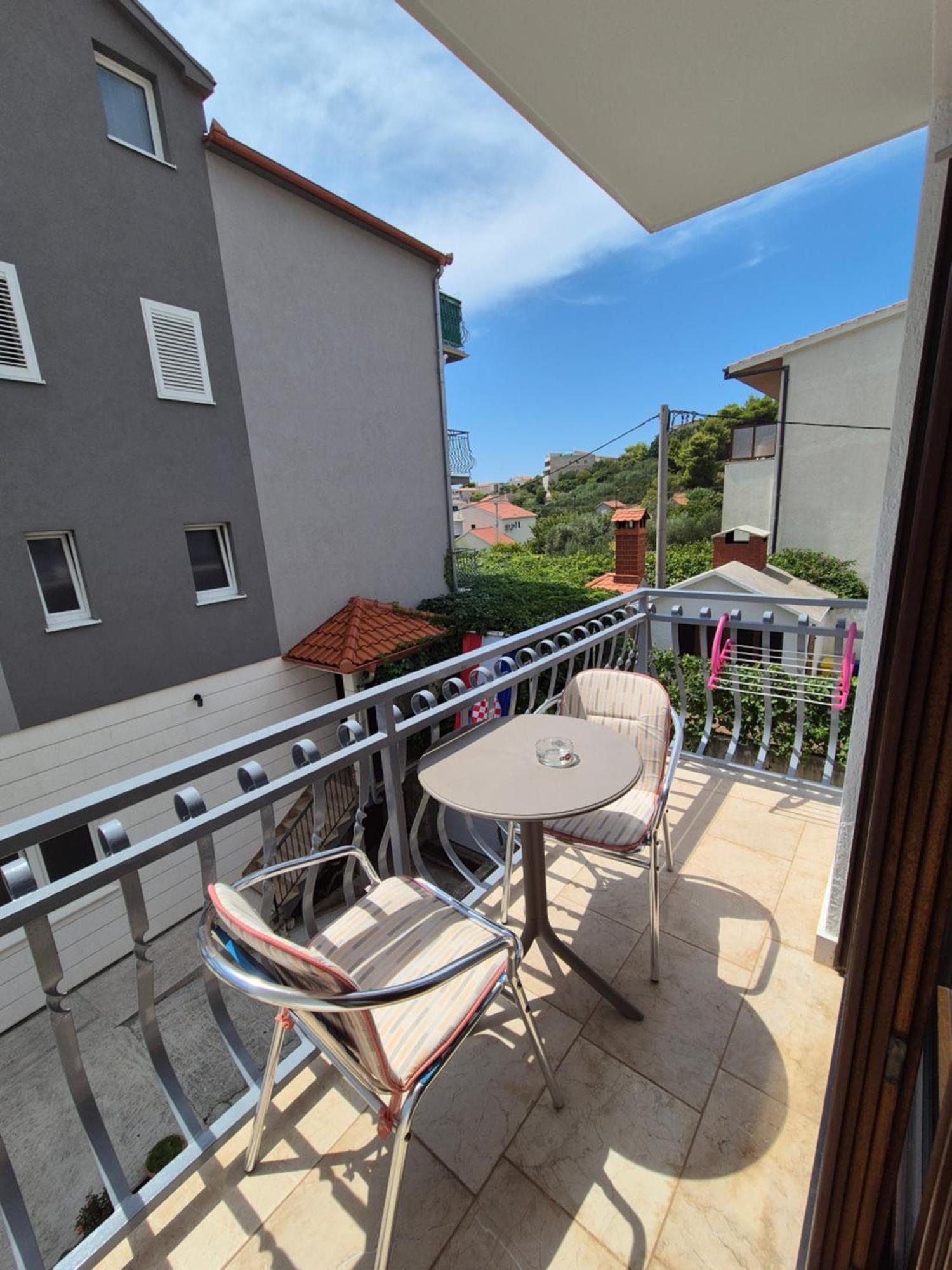 Apartments And Rooms Mamic Dugi Rat Esterno foto