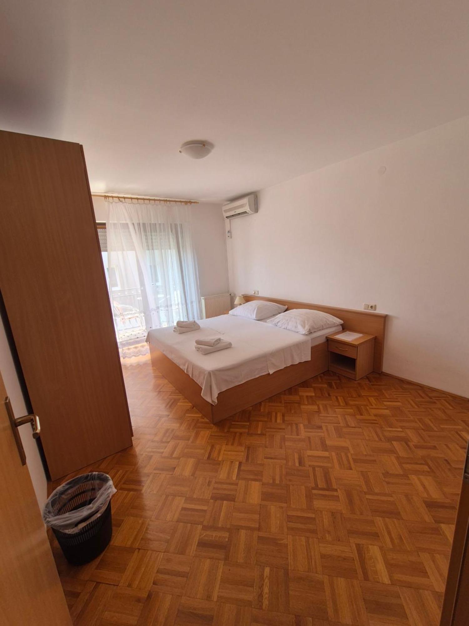 Apartments And Rooms Mamic Dugi Rat Esterno foto