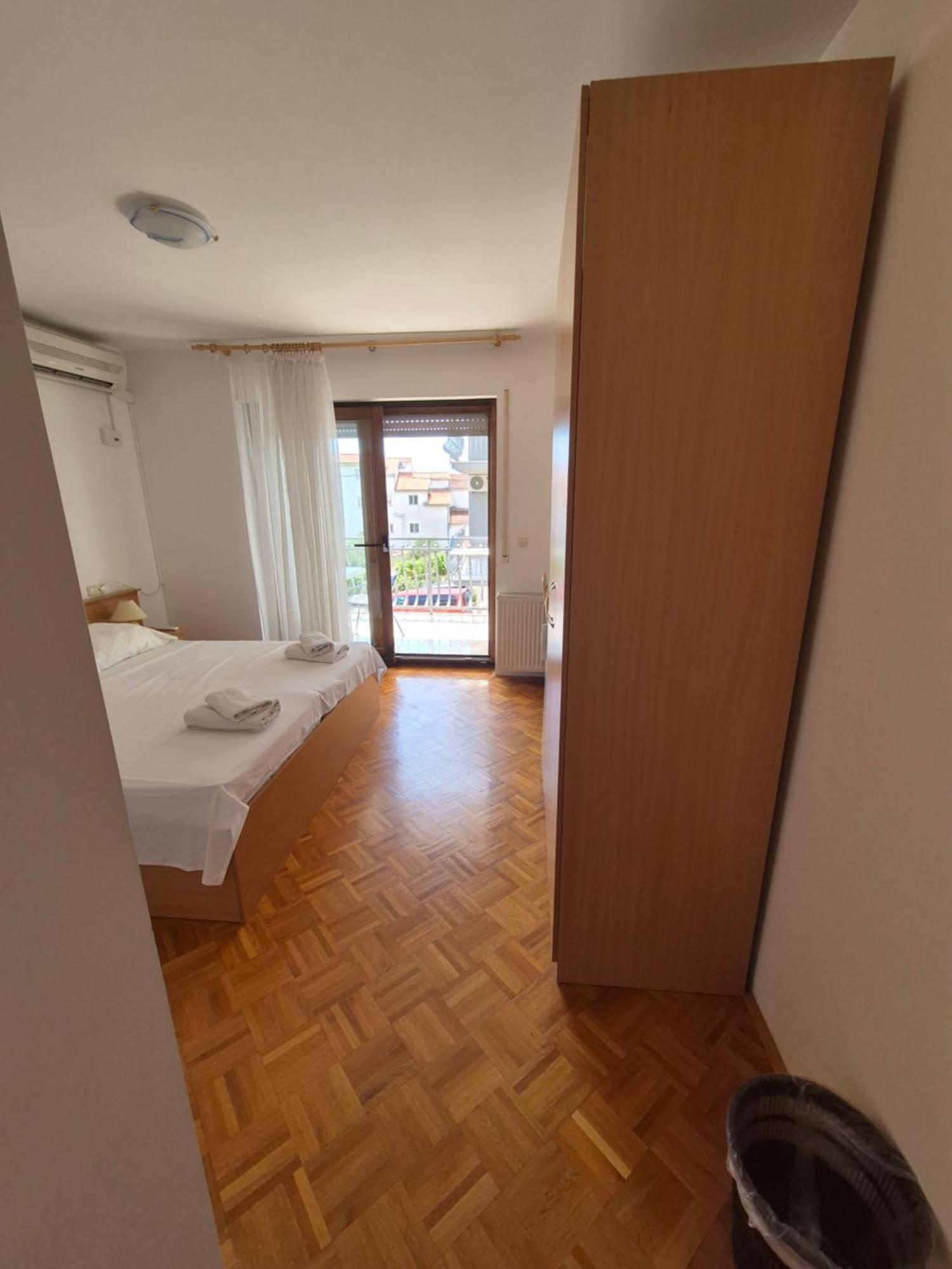 Apartments And Rooms Mamic Dugi Rat Esterno foto