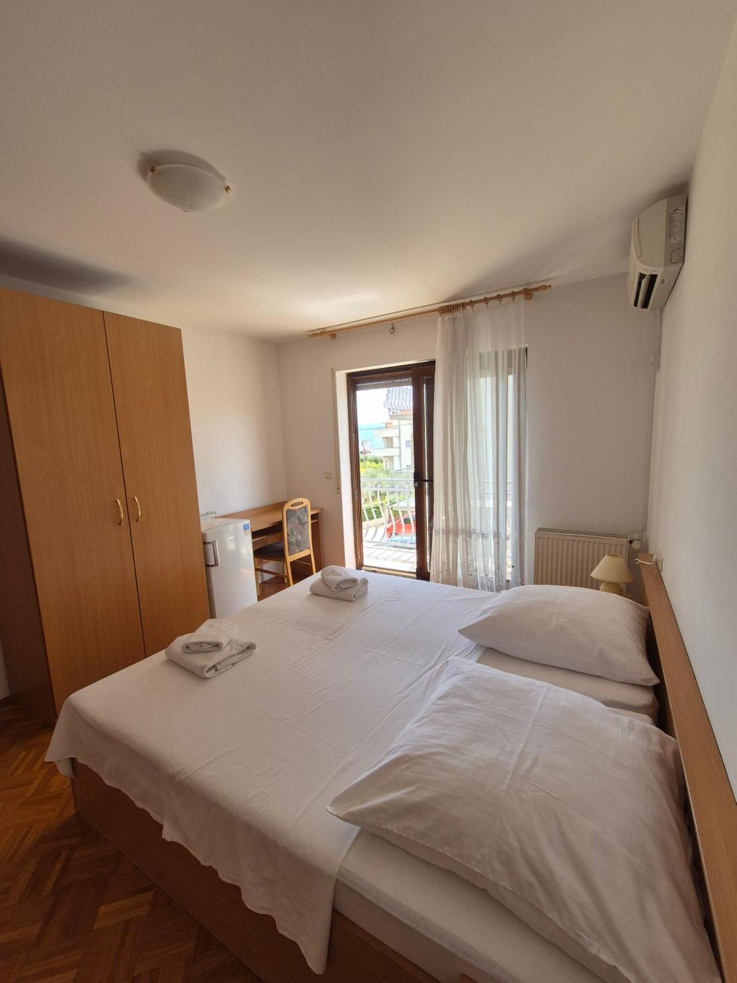 Apartments And Rooms Mamic Dugi Rat Esterno foto