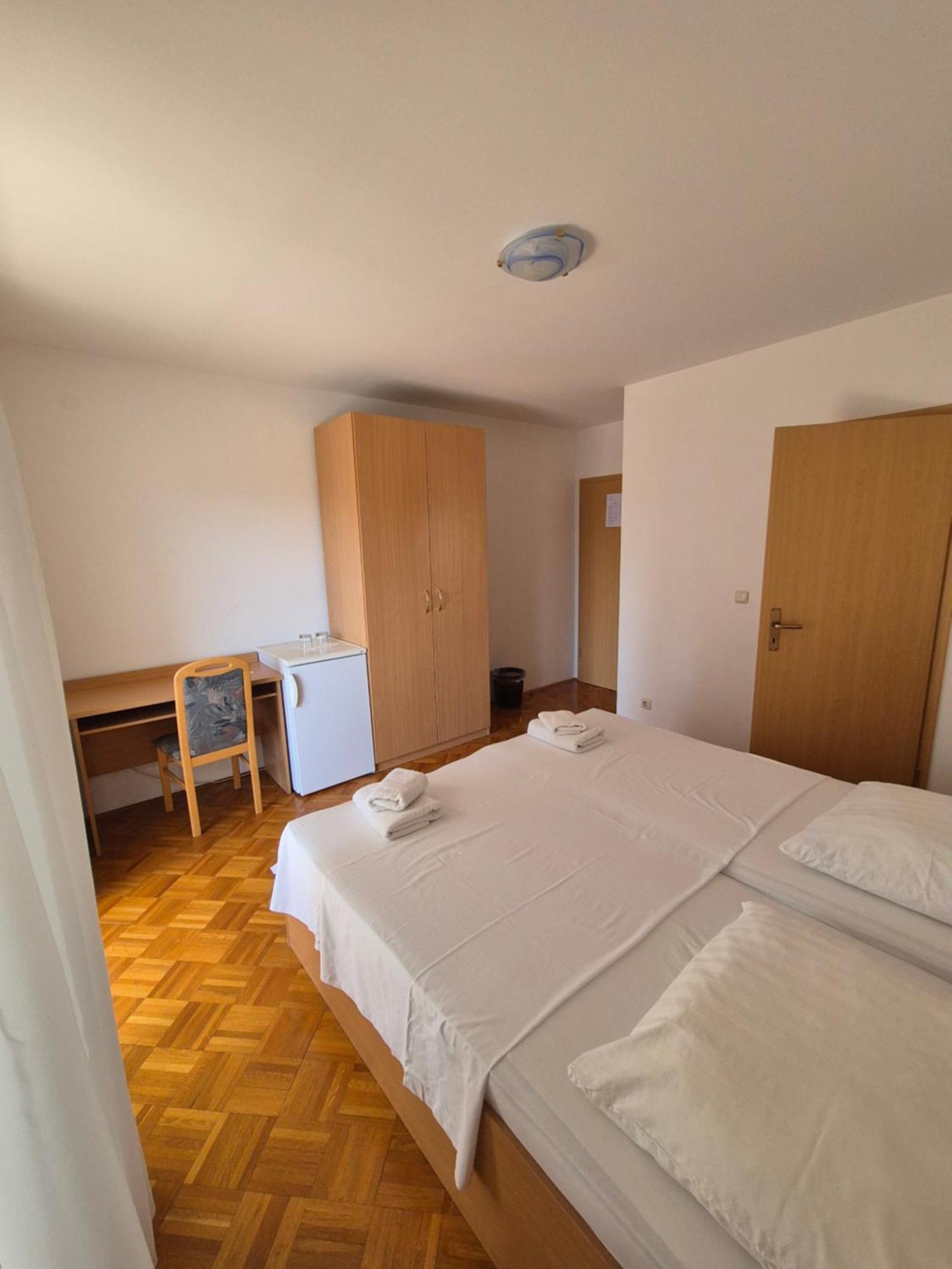 Apartments And Rooms Mamic Dugi Rat Esterno foto