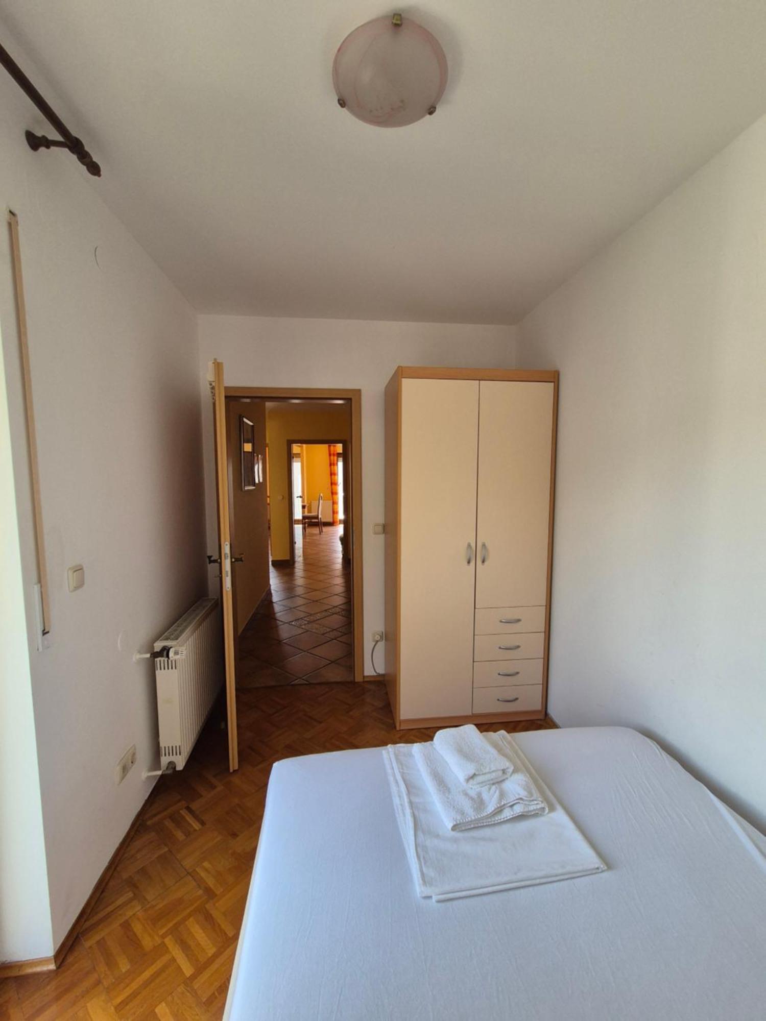 Apartments And Rooms Mamic Dugi Rat Esterno foto