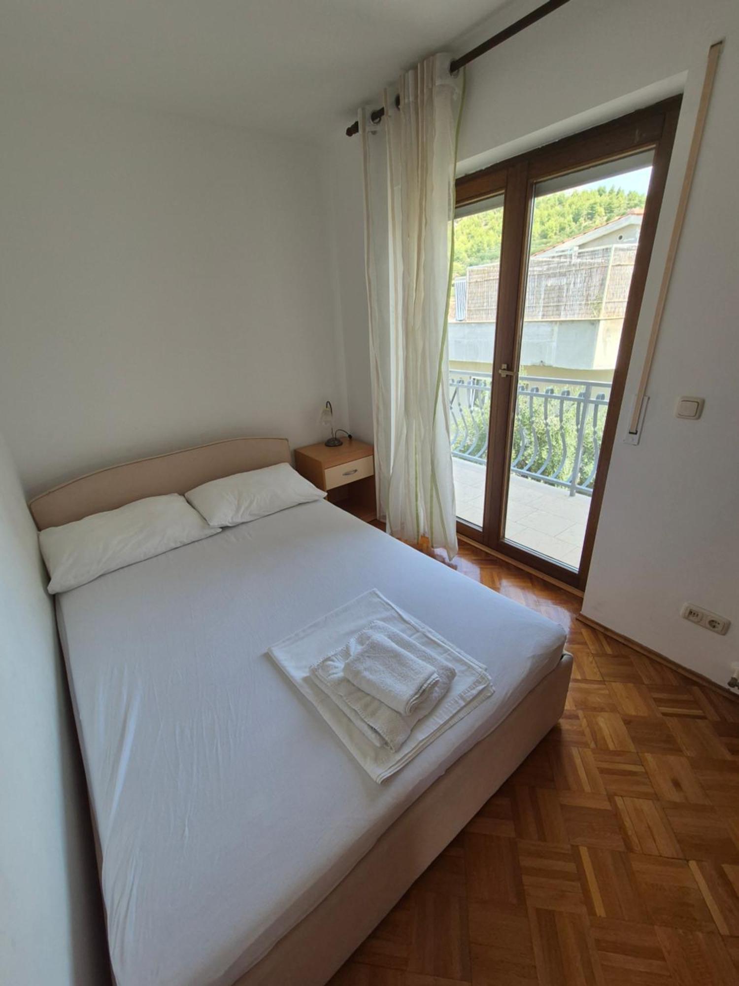 Apartments And Rooms Mamic Dugi Rat Esterno foto