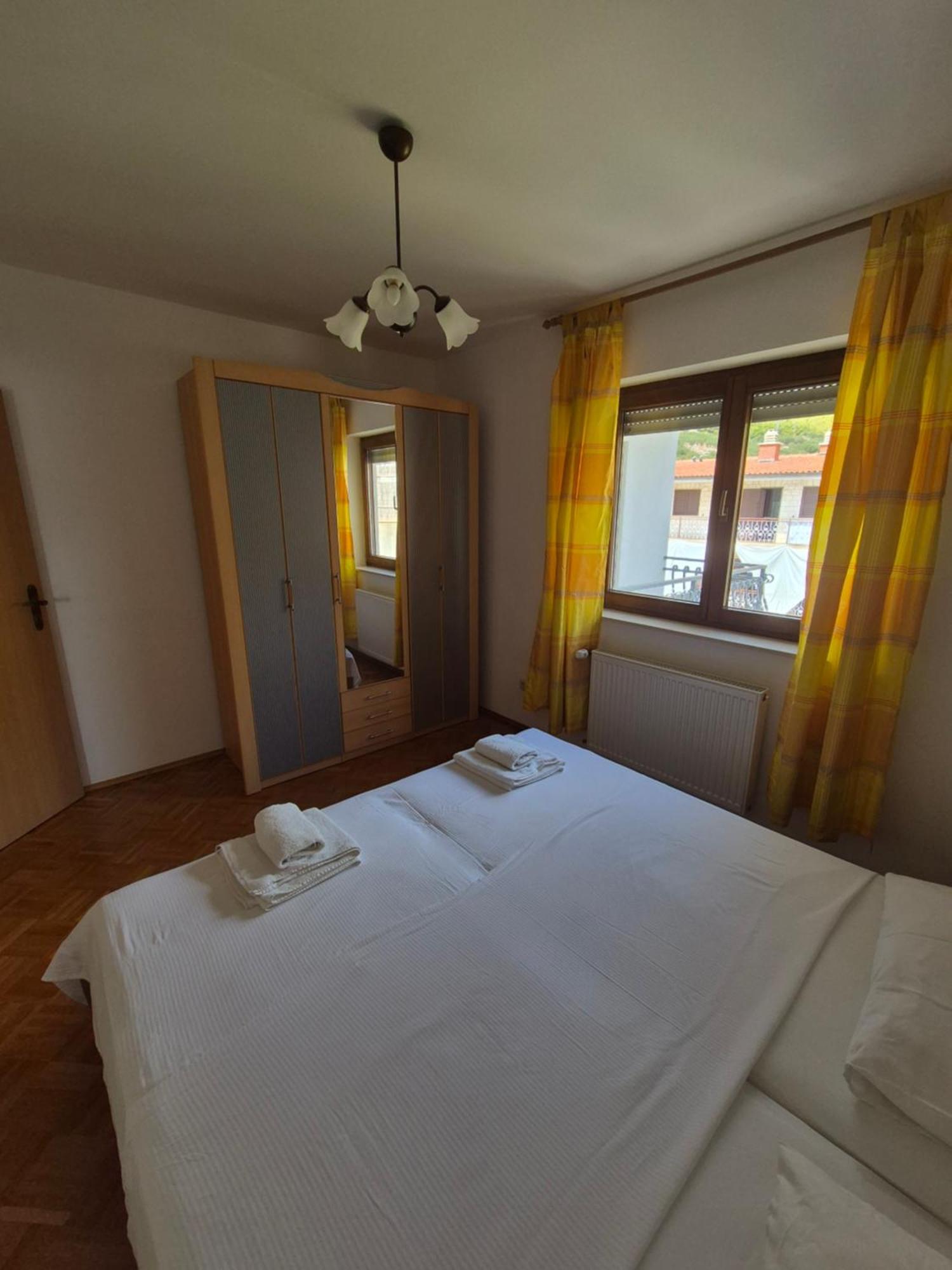 Apartments And Rooms Mamic Dugi Rat Esterno foto
