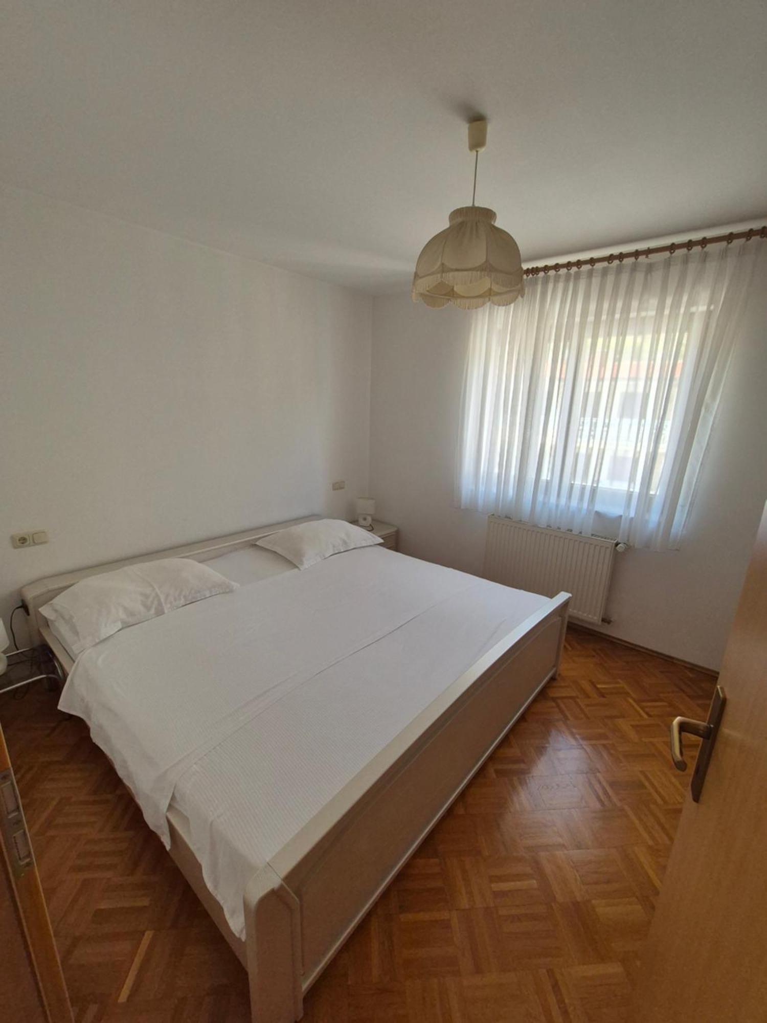 Apartments And Rooms Mamic Dugi Rat Esterno foto