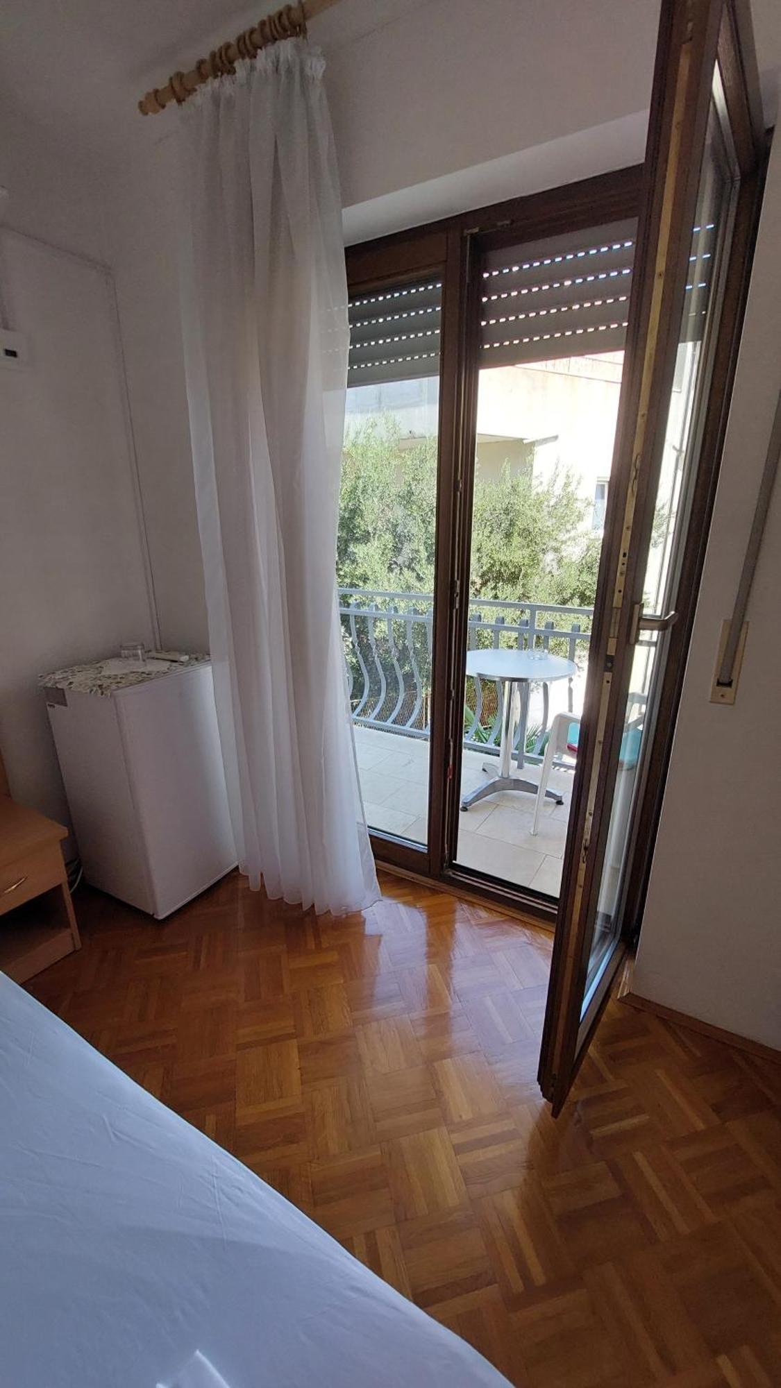 Apartments And Rooms Mamic Dugi Rat Esterno foto