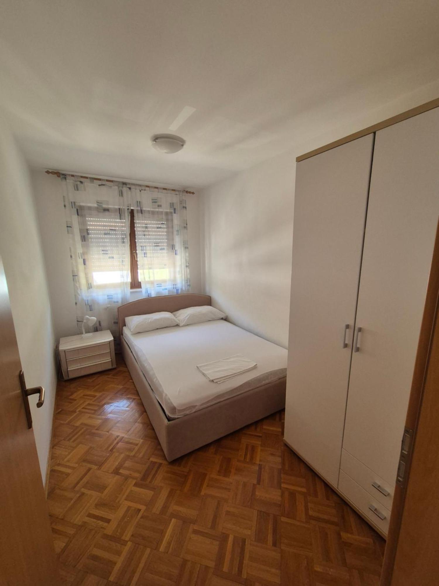 Apartments And Rooms Mamic Dugi Rat Esterno foto