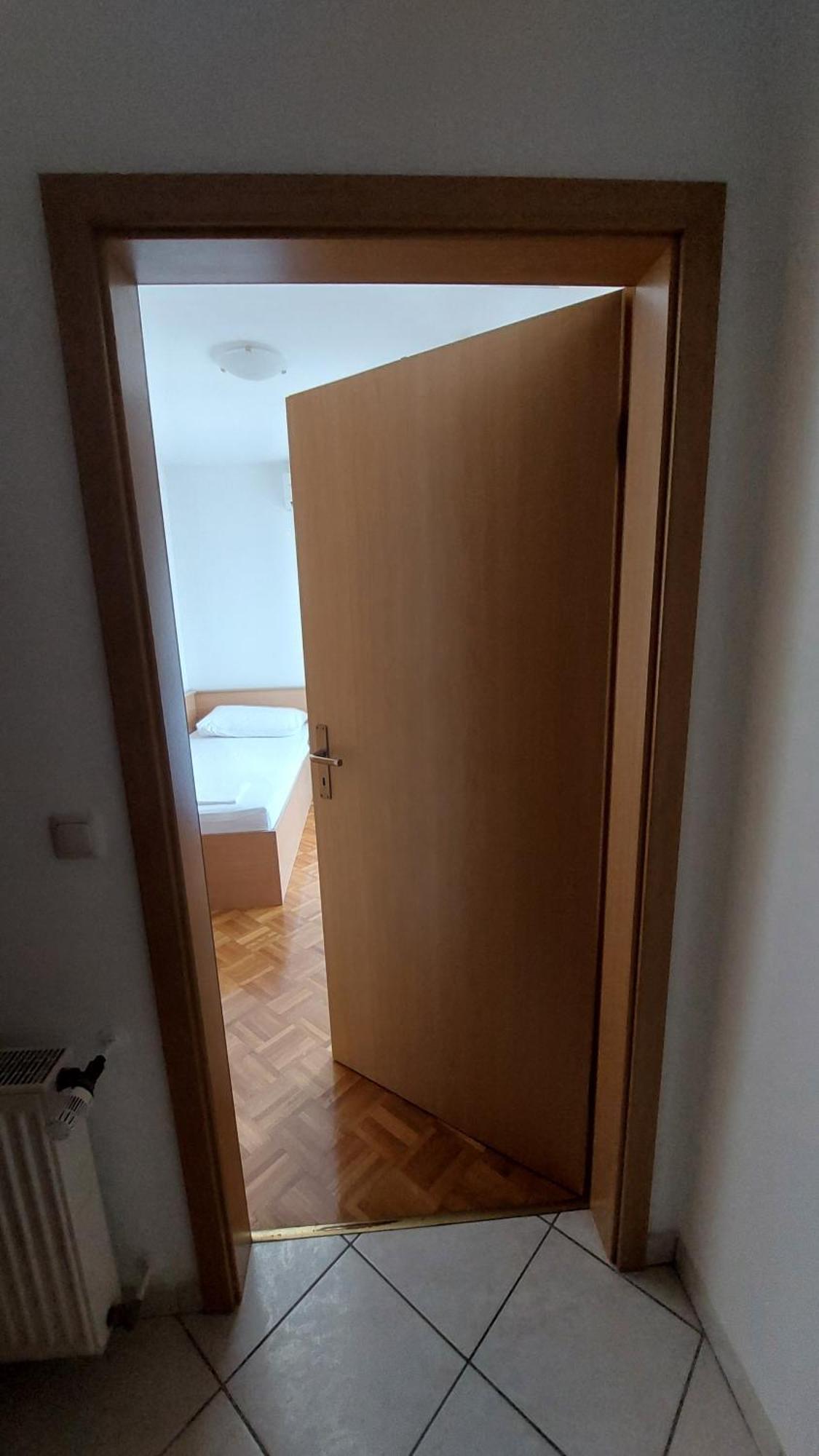 Apartments And Rooms Mamic Dugi Rat Esterno foto
