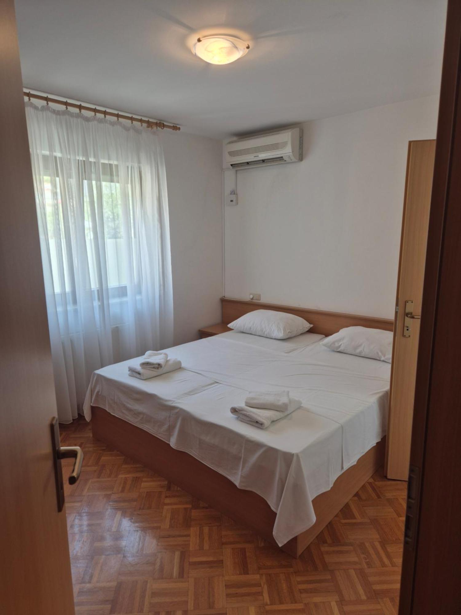 Apartments And Rooms Mamic Dugi Rat Esterno foto
