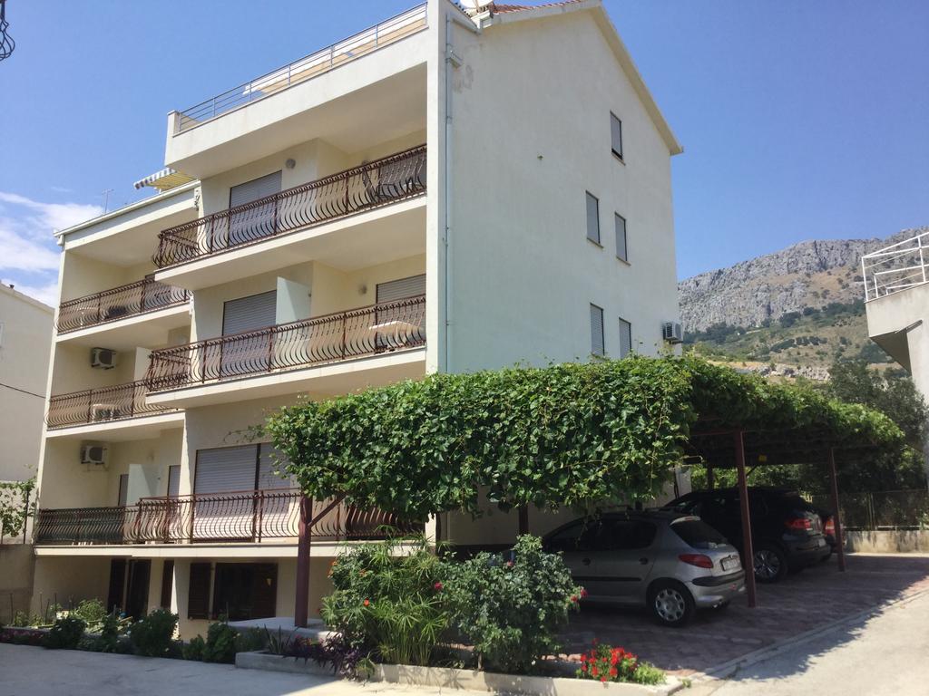 Apartments And Rooms Mamic Dugi Rat Esterno foto