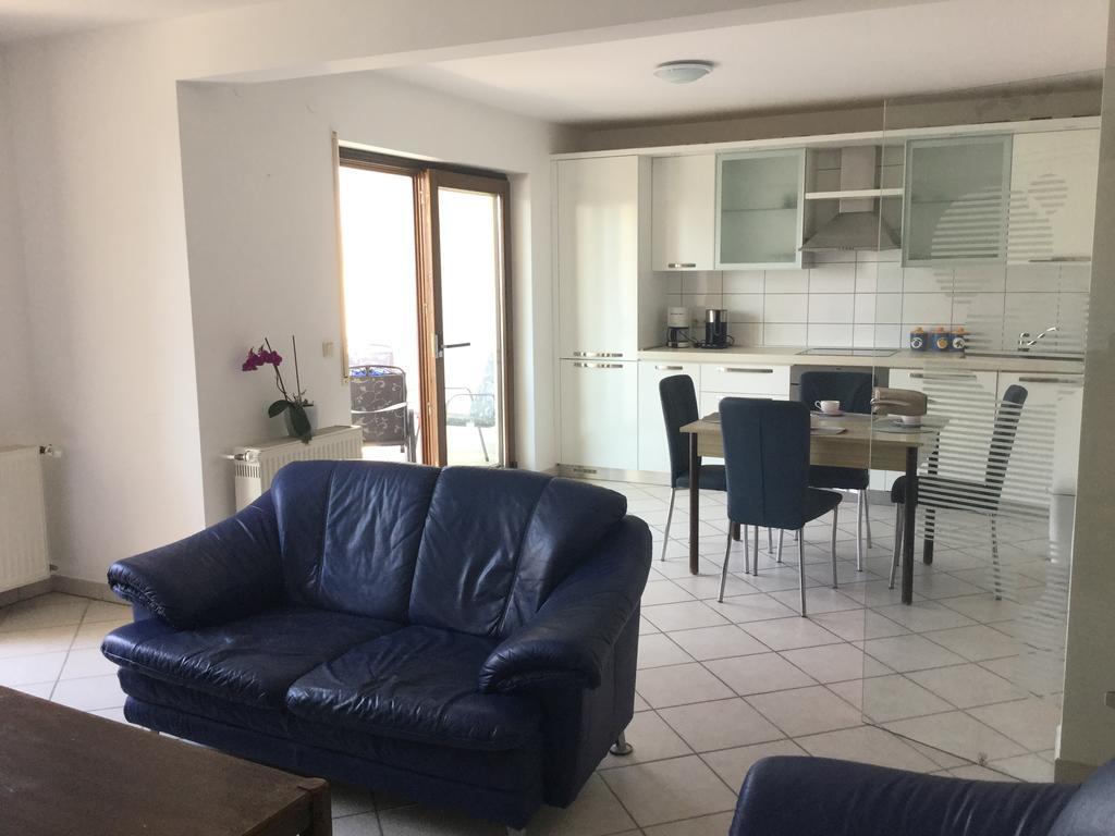 Apartments And Rooms Mamic Dugi Rat Esterno foto