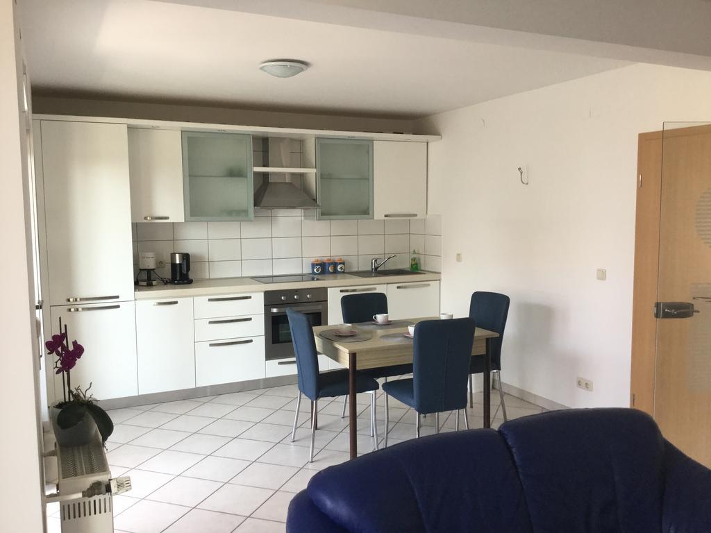 Apartments And Rooms Mamic Dugi Rat Esterno foto